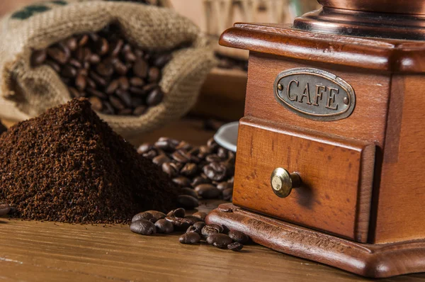 Italienskt kaffe på träbord med brun bakgrund — Stockfoto