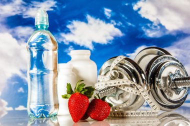 Mavi gökyüzü ile doymuş fitness Tema