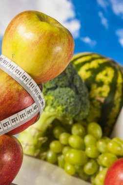 parlak mavi gökyüzü arka plan üzerinde sağlıklı stil