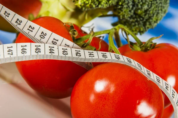 Alimentos saudáveis, conceito de fitness no fundo do céu azul — Fotografia de Stock