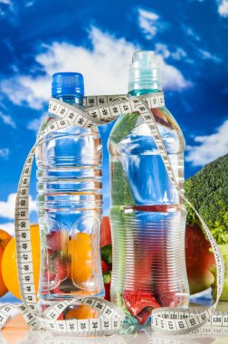 sağlıklı gıda, fitness kavramı mavi gökyüzü arka plan üzerinde