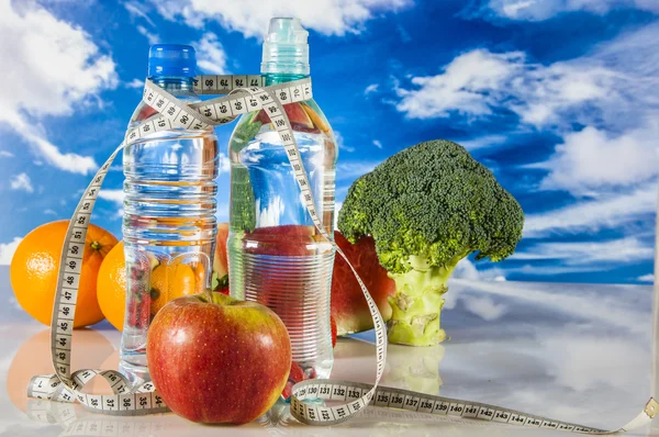 Ftness thema met fruts, groenten, heldere blauwe achtergrond — Stockfoto