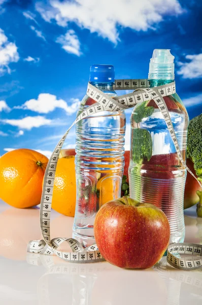 Weichheit Thema mit Fruts, Gemüse, leuchtend blauem Hintergrund — Stockfoto