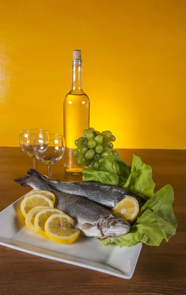 Raw, whole trout, mediterranean theme — Stock Photo, Image