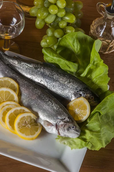 Raw, whole trout, mediterranean theme — Stock Photo, Image