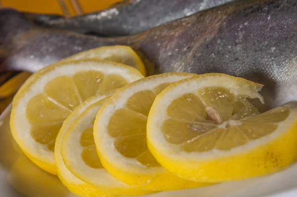 Pescado crudo sobre fondo claro, composición mediterránea —  Fotos de Stock