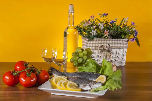 Pescado crudo sobre fondo claro, composición mediterránea — Foto de Stock