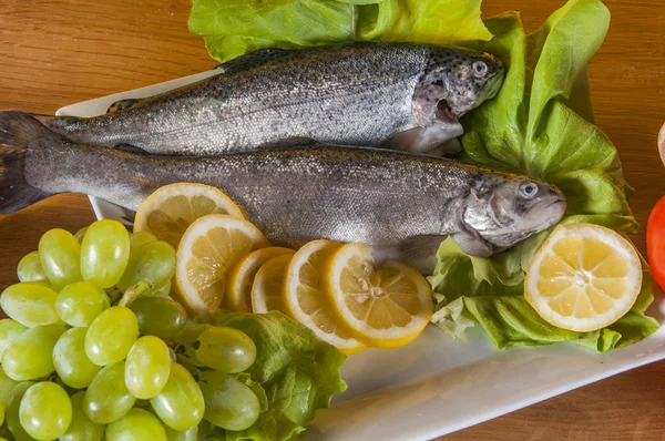 Trout on the plate with vegetables — Stock Photo, Image