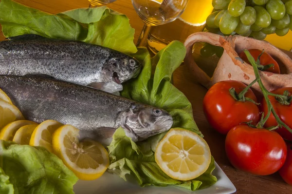 Trout on the plate with vegetables — Stock Photo, Image