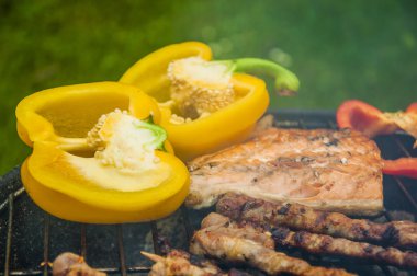 schoorstenen van een raffinaderij van olie met grote fakkels