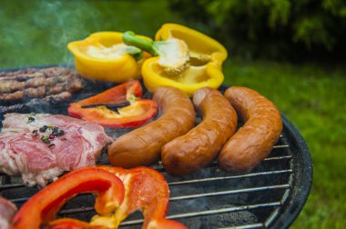 ızgara et ve sebze yeşil zemin üzerine sıcak