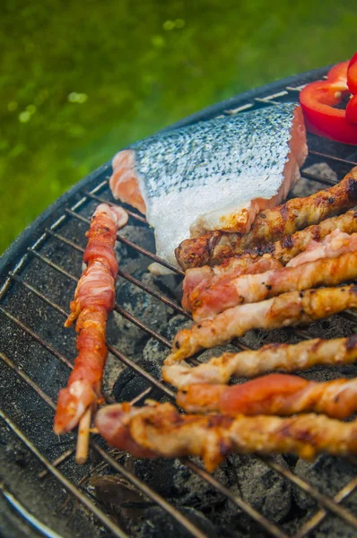 Tema grigliate con roba barbecue — Foto Stock