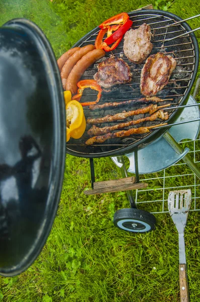 Gorące jedzenie z grilla w ogrodzie — Zdjęcie stockowe