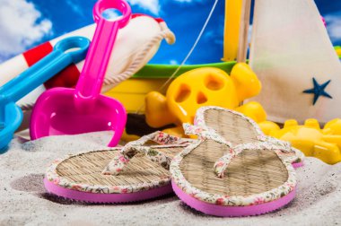 Güneş, beyaz kum, mavi gökyüzü ile yaz konsepti