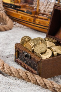 Beyaz kumları ve mavi arka plan ile tatil teması