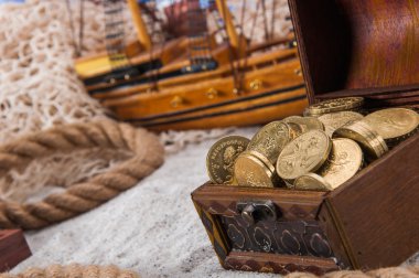 Beyaz kumları ve mavi arka plan ile tatil teması