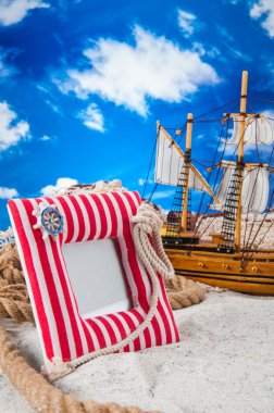 Beyaz kumları ve mavi arka plan ile tatil teması