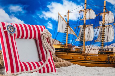 Beyaz kumları ve mavi arka plan ile tatil teması