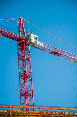 beton yapı inşaat alanı içinde güneşli bir gün