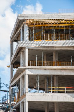 beton yapı inşaat alanı içinde güneşli bir gün