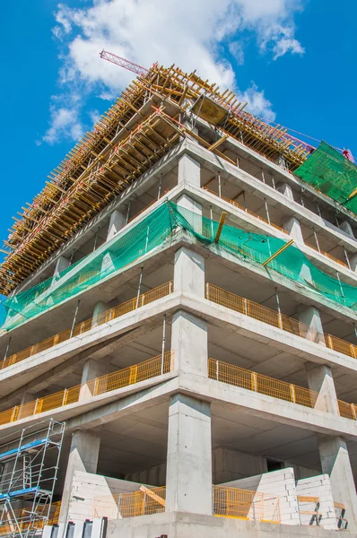 Edificio de hormigón está en construcción — Foto de Stock