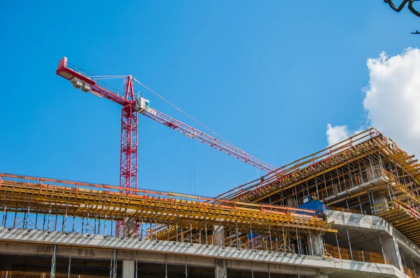 Edificio de hormigón está en construcción — Foto de Stock