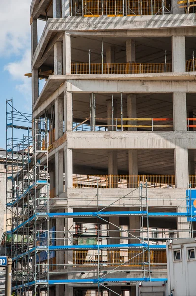 Edifício de concreto no canteiro de obras, dia ensolarado — Fotografia de Stock