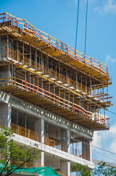 Edificio de hormigón en obra, día soleado — Foto de Stock