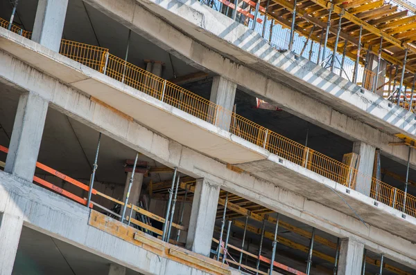 Edifício de concreto está sendo construído — Fotografia de Stock