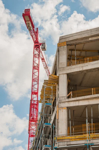 Concrete building is being built — Stock Photo, Image