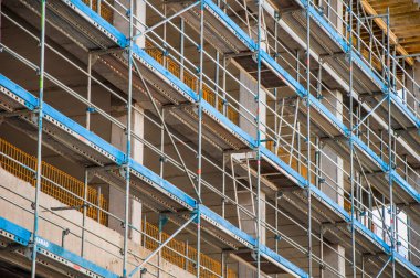 İnşaat alanında, güneşli bir gün