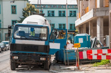 İnşaat alanında, güneşli bir gün