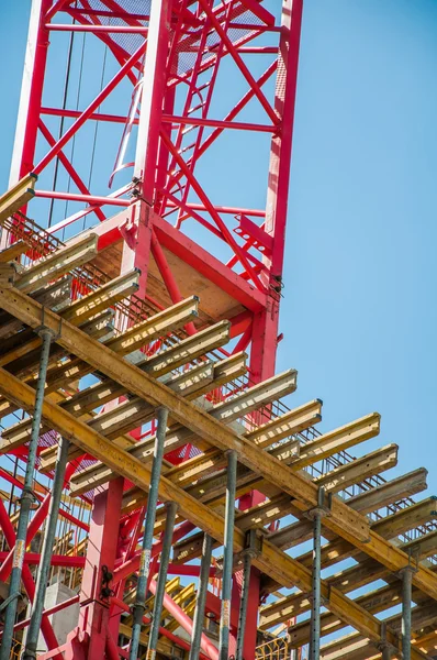 İnşaat alanında, güneşli bir gün