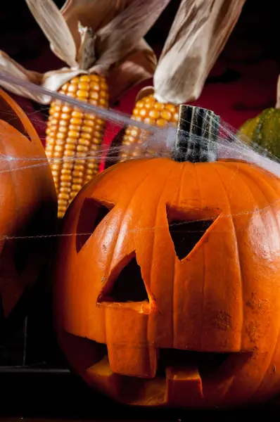 Composición otoñal oscura con calabazas aterradoras —  Fotos de Stock