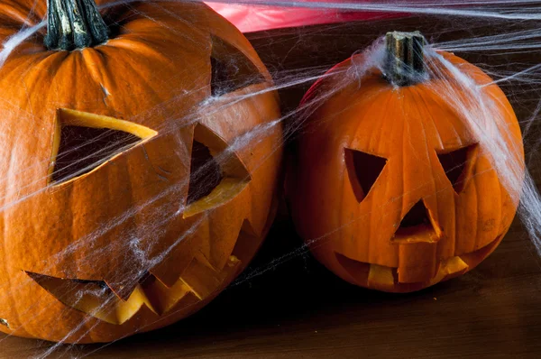 Composición otoñal oscura con calabazas aterradoras —  Fotos de Stock