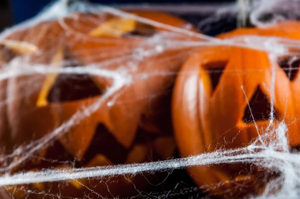 Composizione autunnale scura con zucche spaventose — Foto Stock