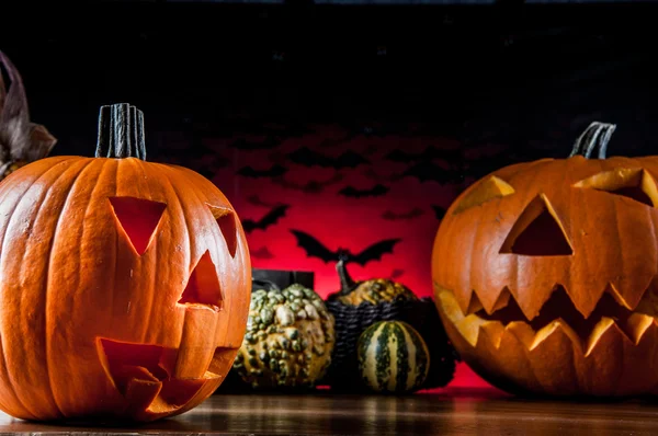 Karanlık halloween pumpkins bileşimi — Stok fotoğraf