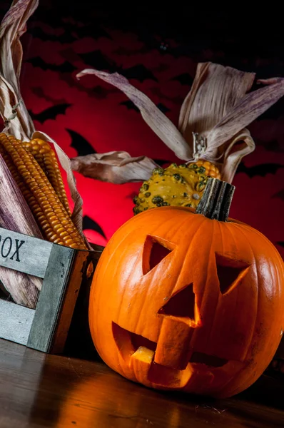 Colorido tema de otoño con calabazas de Halloween miedo —  Fotos de Stock
