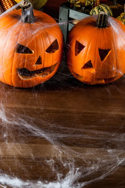 Тёмная концепция Хэллоуина с тыквами — стоковое фото