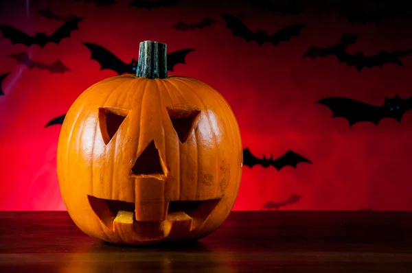 Halloween pumpa i atmosfäriska ljus — Stockfoto