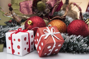 Renkli Noel süsleri parlak arka plan