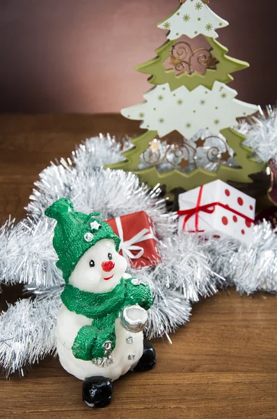 Coisas de Natal na mesa de madeira com fundo escuro — Fotografia de Stock