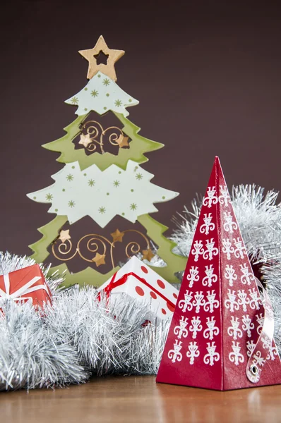 Kerstmis spullen op houten tafel met donkere achtergrond — Stockfoto