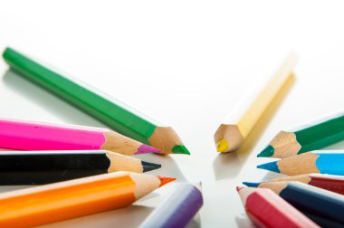 Beyaz arkaplanda renkli kalemler