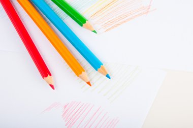 izole, beyaz zemin üzerine ahşap renkli kalemler