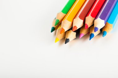 Beyaz arka plan üzerinde izole ahşap renkli kalemler çeşitli