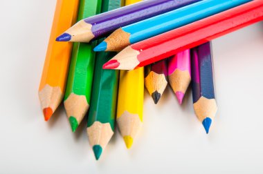 izole çeşitli çok renkli ahşap kalemler