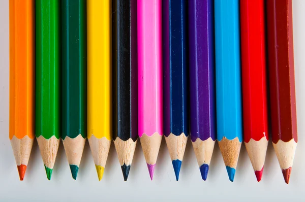 Разнообразие деревянных карандашей на белом фоне — стоковое фото