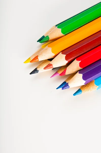 Houten kleur potloden op witte achtergrond — Stockfoto