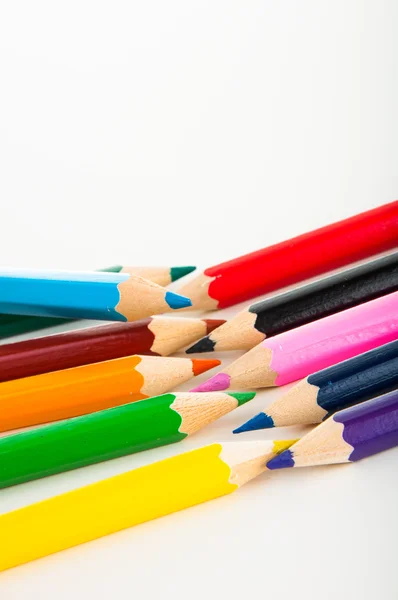 ดินสอสีไม้บนพื้นหลังสีขาว — ภาพถ่ายสต็อก